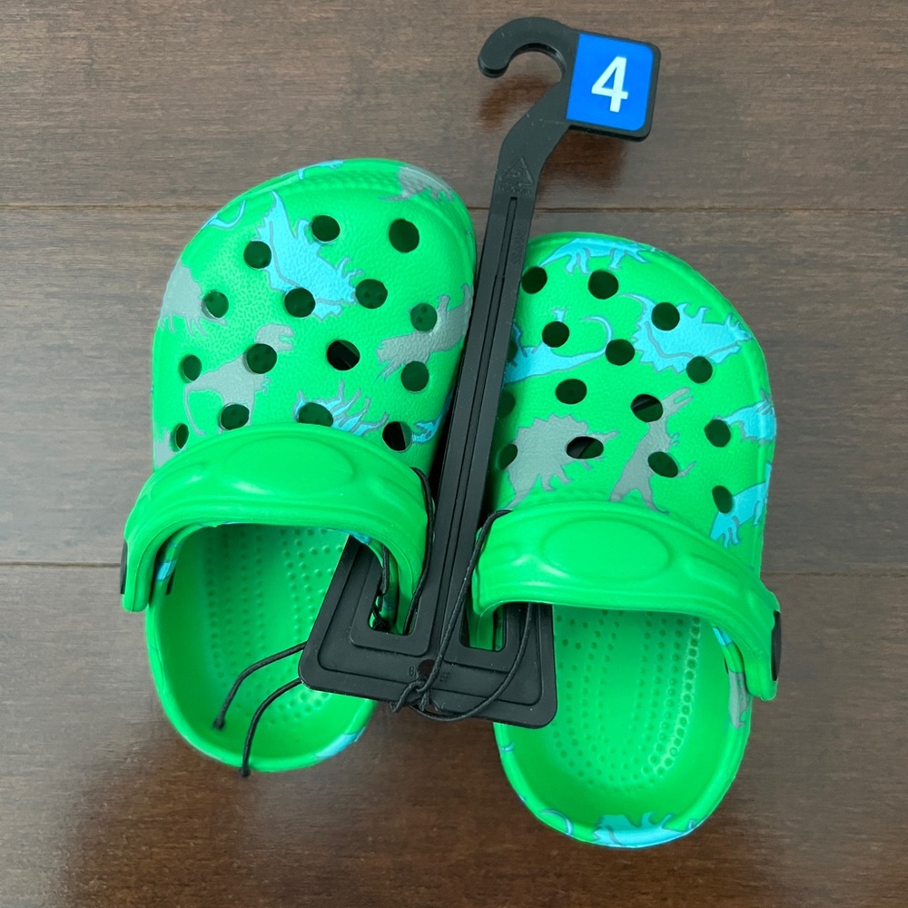 Child crocs with dinosaurs